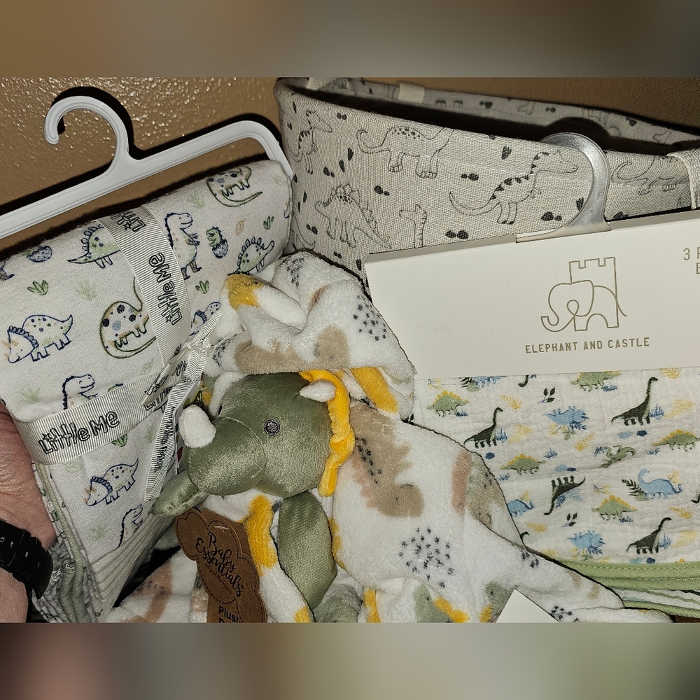 Baby NWT Dinosaur Bundle - Bin, Robe, Toy, Burp Cloths And Blankets - Picture 2 of 13